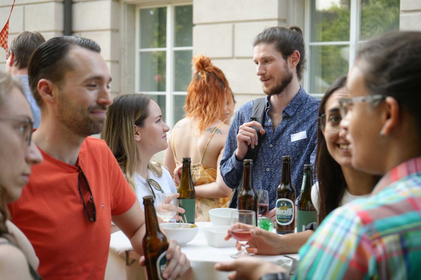 Austausch im Netzwerk ist ein wichtiger Teil der DSI, auch im informellen Rahmen, wie hier an der Sommerparty 2023. (Bild: zVg)